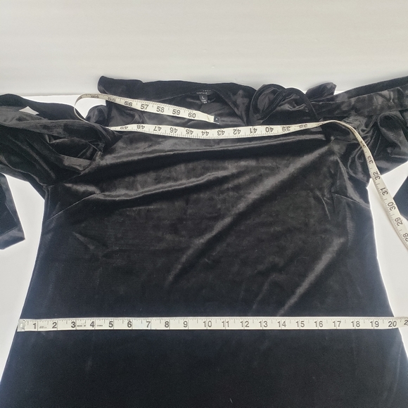 Romeo + Juliet Couture Velvet Cold-Shoulder Dress - Picture 6 of 8